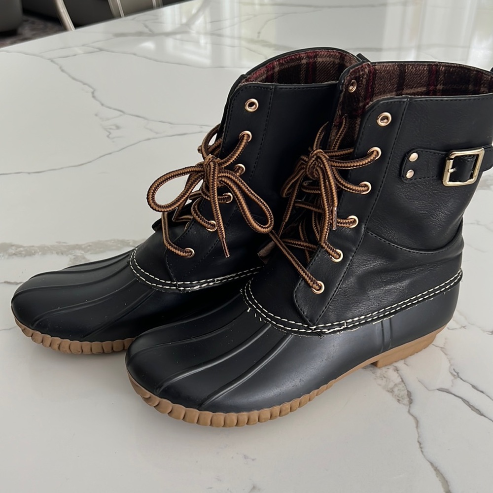 Black and gold detailed winter boots
